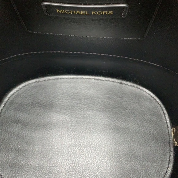 MICHAEL KORS 
Reed Medium Pebbled Leather Belted Bucket Messenger Satchel Crossb - Picture 12 of 16